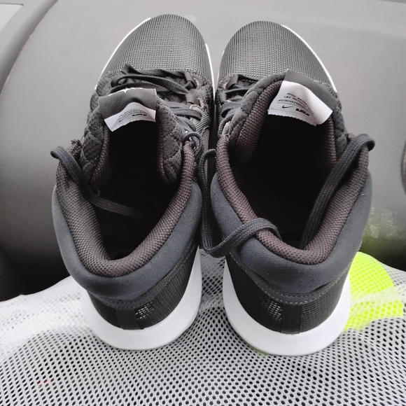 Men's Lebron's black 11.5 - Picture 4 of 9